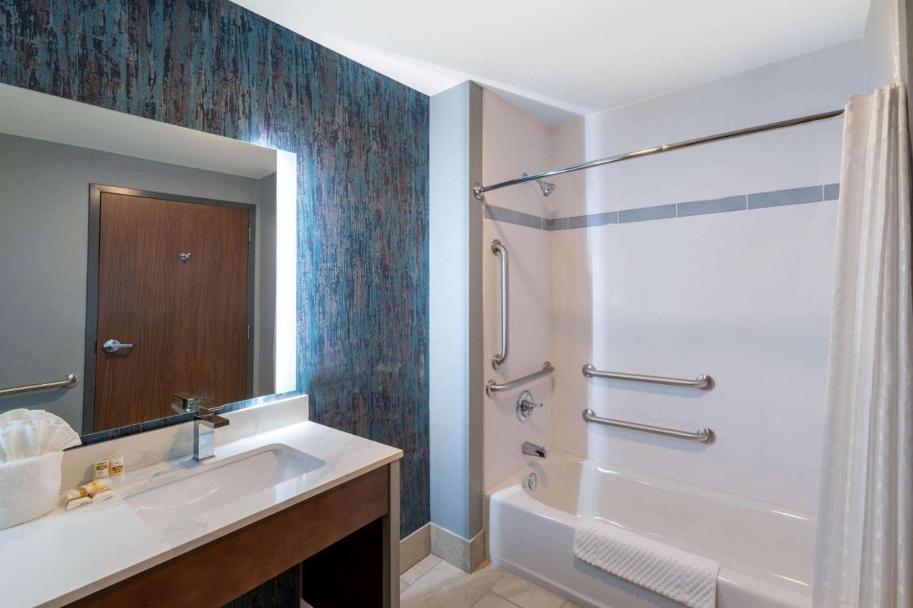 La Quinta Inn & Suites By Wyndham Louisville Ne - Old Henry Rd 외부 사진