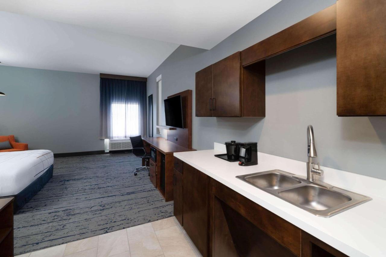 La Quinta Inn & Suites By Wyndham Louisville Ne - Old Henry Rd 외부 사진