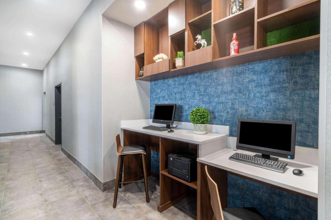 La Quinta Inn & Suites By Wyndham Louisville Ne - Old Henry Rd 외부 사진