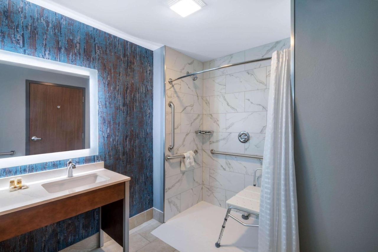 La Quinta Inn & Suites By Wyndham Louisville Ne - Old Henry Rd 외부 사진