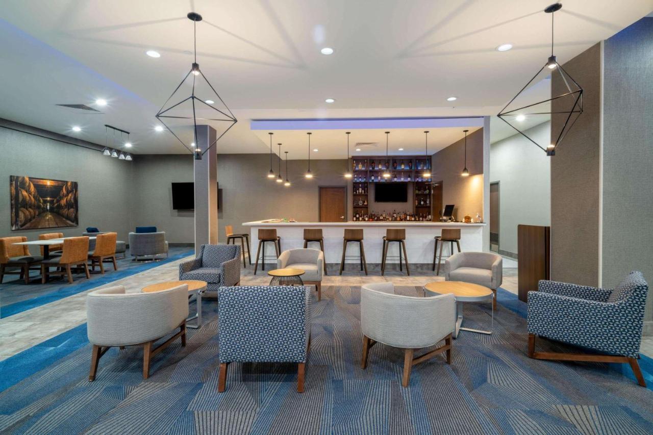 La Quinta Inn & Suites By Wyndham Louisville Ne - Old Henry Rd 외부 사진